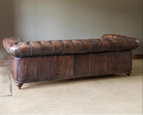 Sofá de cuero Chesterfield marrón de 3 plazas estilo inglés.