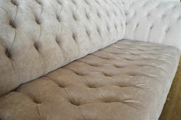 Sofá Chesterfield de 4 plazas XXL con cojines, diseño de sofás tapizados.