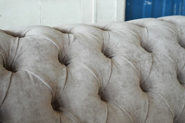 Sofá Chesterfield de 4 plazas XXL con cojines, diseño de sofás tapizados.