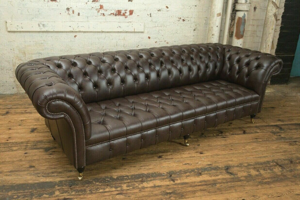 Sofá Chesterfield marrón acolchado de 4 plazas - sofás de diseño para la sala de estar.