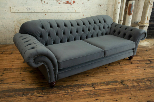 Sofá grande de 4 plazas Chesterfield tapizado de tela gris nuevo.