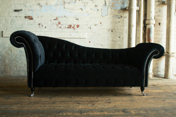 Sofá de diseño Chesterfield de tres plazas en color negro para la sala.