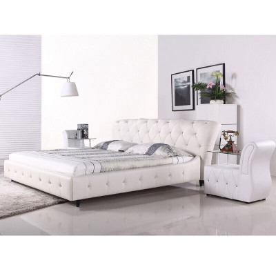 Cama Chesterfield blanca acolchada de diseñador para dormitorio, mueble textil.