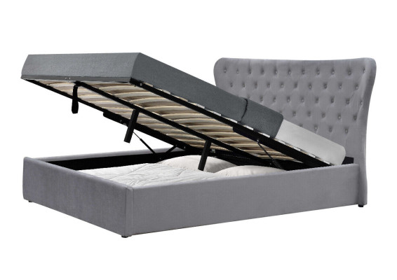 Cama doble Chesterfield de lujo en color gris. Cama de diseño para dormitorio.