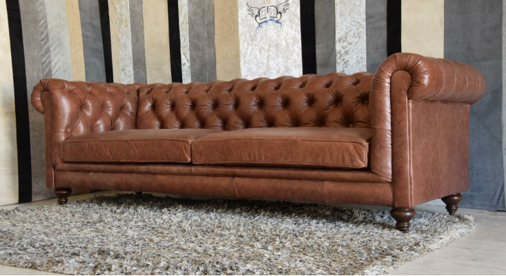Sofá Chesterfield de tela y cuero con tapizado de sofá de tres plazas.