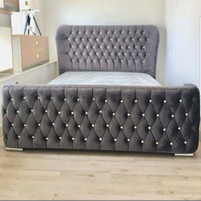 Diseño de cama Chesterfield en textil de cuero de terciopelo para camas de hotel en dormitorios.