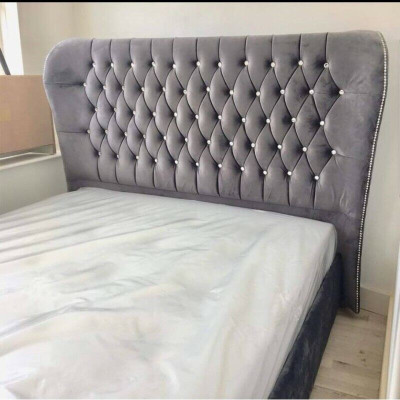 Diseño de cama Chesterfield en textil de cuero de terciopelo para camas de hotel en dormitorios.