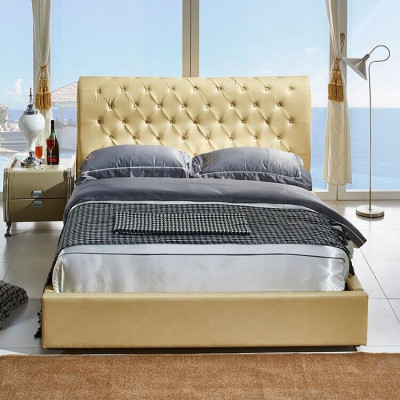 Diseño de cama Chesterfield beige para dormitorio Inglés con textil tapizado.