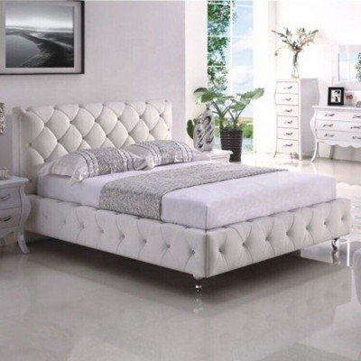 Cama doble Chesterfield con tapizado blanco en textil para el dormitorio.