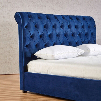 Cama doble Chesterfield azul para dormitorio de lujo, muebles tapizados.