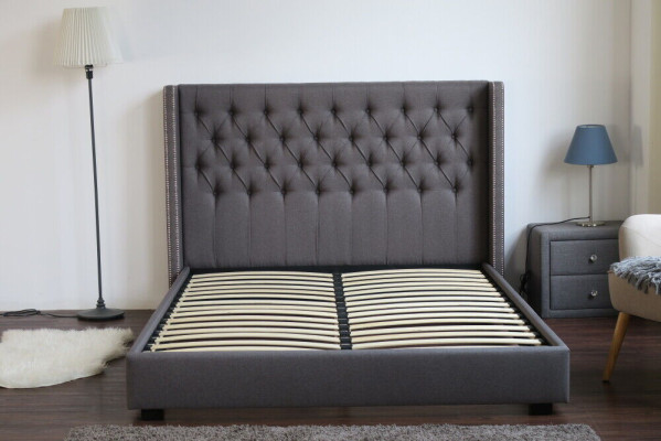 Gran cama doble Chesterfield gris de lujo real.