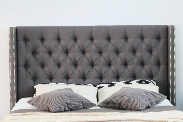 Gran cama doble Chesterfield gris de lujo real.