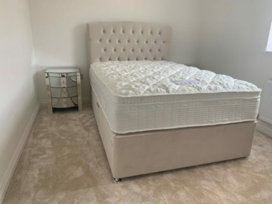 Gran cama doble Chesterfield beige de lujo, camas modernas