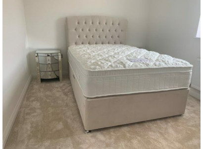 Gran cama doble Chesterfield beige de lujo, camas modernas