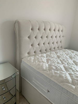 Gran cama doble Chesterfield beige de lujo, camas modernas