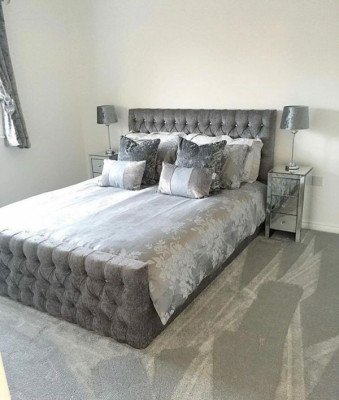 Cama doble Chesterfield gris y elegante, camas de dormitorio de diseñador.