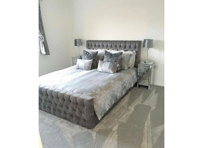 Cama doble Chesterfield gris y elegante, camas de dormitorio de diseñador.