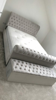 Dormitorio de diseño inglés con camas tapizadas cama doble hotel Chesterfield
