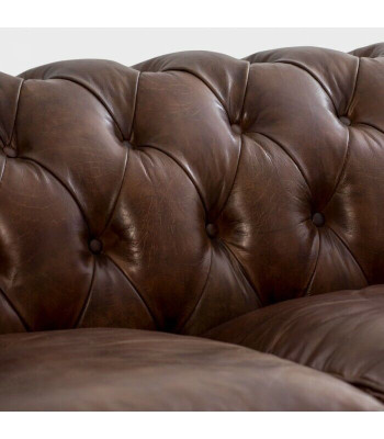 Sofá Chesterfield de cuero inglés Marrón de tres plazas con ruedas.