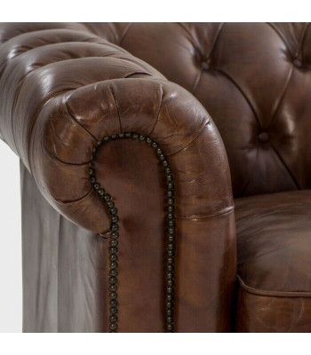 Sofá Chesterfield de cuero inglés Marrón de tres plazas con ruedas.