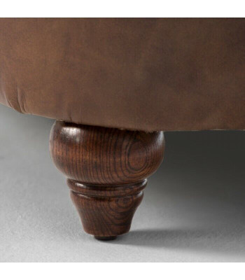 Sofá Chesterfield de cuero inglés Marrón de tres plazas con ruedas.