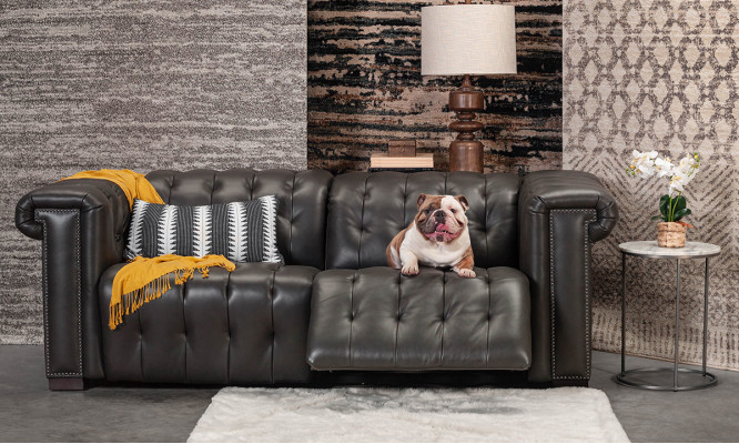Diseñador Chesterfield negro de tres plazas para salón.