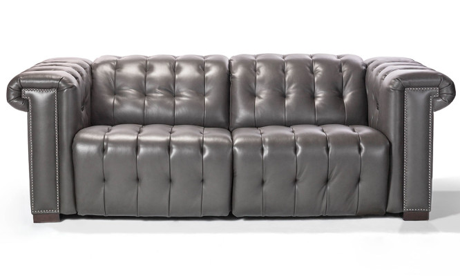 Diseñador Chesterfield negro de tres plazas para salón.