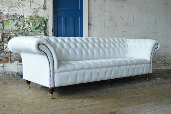 Sofá clásico Chesterfield de 4 plazas en diseño de terciopelo y cuero blanco.