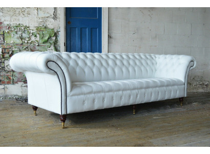 Sofá clásico Chesterfield de 4 plazas en diseño de terciopelo y cuero blanco.