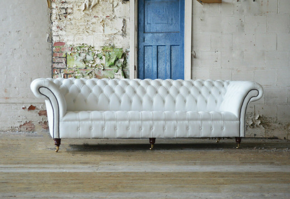 Sofá clásico Chesterfield de 4 plazas en diseño de terciopelo y cuero blanco.