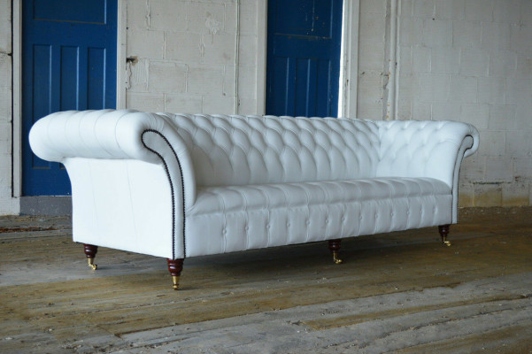 Sofá clásico Chesterfield de 4 plazas en diseño de terciopelo y cuero blanco.