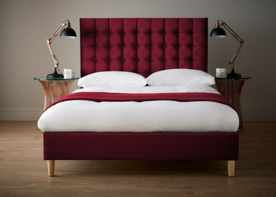 Cama de lujo de terciopelo rojo de doble diseño Chesterfield clásico de tela.