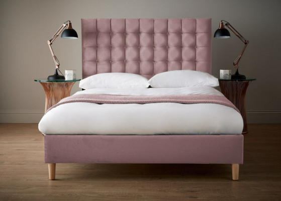 Cama Chesterfield doble de diseñador rosa, cama de dormitorio de diseñador.