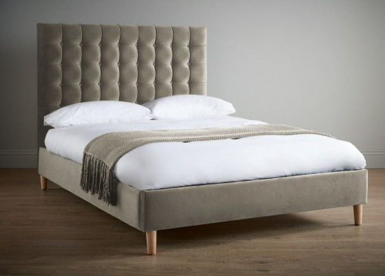 Cama tapizada de lujo Chesterfield doble gris para dormitorio.