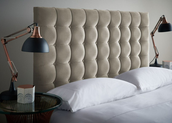 Cama tapizada de lujo Chesterfield doble gris para dormitorio.