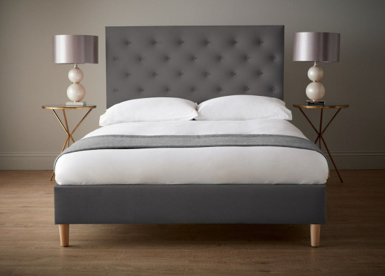 Cama tapizada diseño lujo cama doble hotel dormitorio Chesterfield gris.