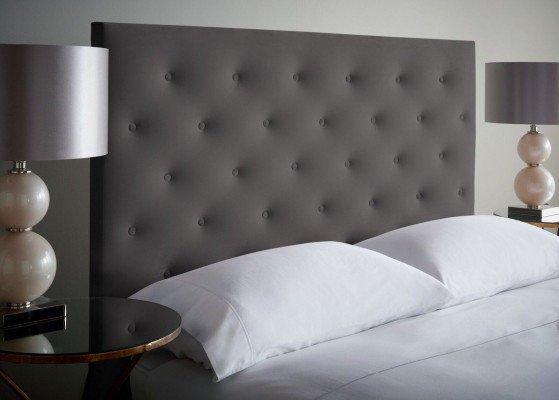 Cama tapizada diseño lujo cama doble hotel dormitorio Chesterfield gris.