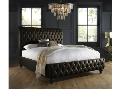 Gran cama doble de diseñador de lujo Chesterfield para dormitorio.