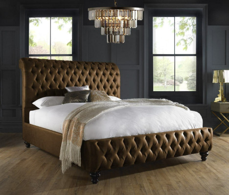 Cama doble de lujo Chesterfield de diseñador en color marrón para dormitorio.