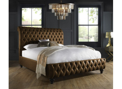 Cama doble de lujo Chesterfield de diseñador en color marrón para dormitorio.