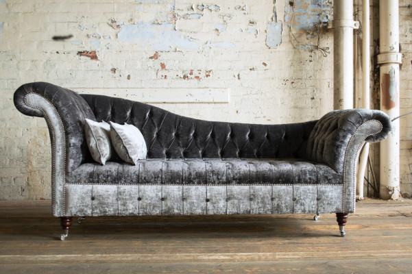 Sofá Chesterfield de diseñador gris de 3 plazas.