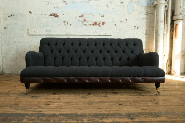 Sofá clásico Chesterfield de 3 plazas en terciopelo azul y cuero diseño tapizado.