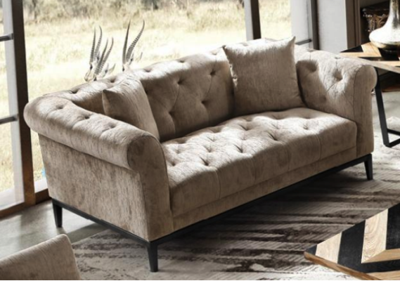 Acogedor sofá Chesterfield de tres plazas en color beige para la sala de estar.