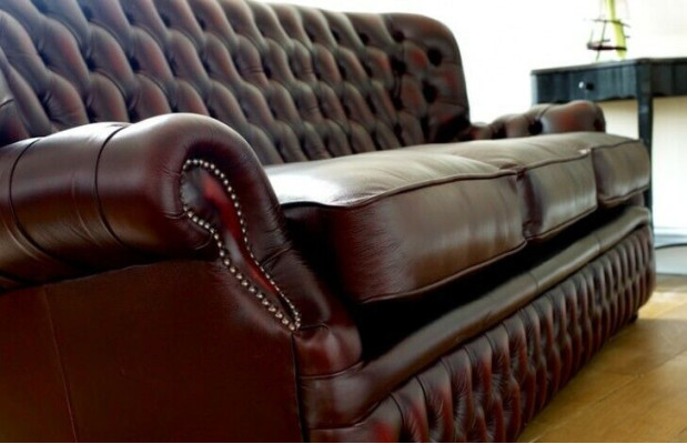 Sofá Chesterfield marrón de 3 plazas en estilo antiguo para sala de estar diseñado.