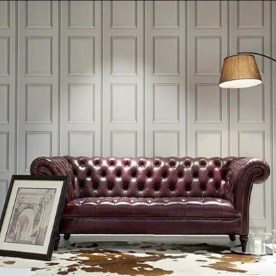 Sofá Chesterfield de tres plazas, tapizado en marrón. Sofa de lujo.