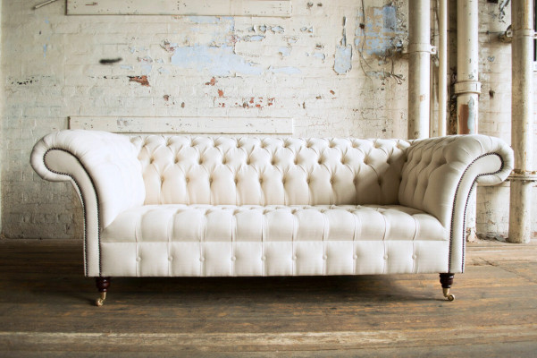 Sofá Chesterfield moderno beige de 3 plazas para sala de estar.