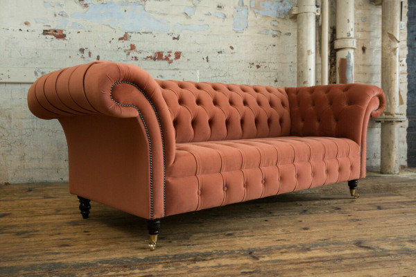 Lujo Chesterfield sofá de tres plazas en naranja diseño de salón de alta gama.