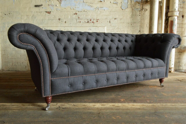 Sofá de lujo de tres plazas Chesterfield gris para sala de estar.
