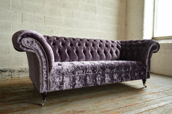 Elegante sofá Chesterfield lila de tres plazas para sala de estar de lujo