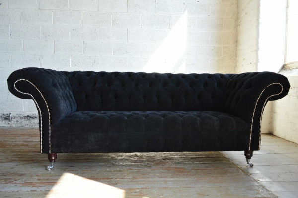 Sofá de lujo de tres plazas Chesterfield negro para la sala de estar.